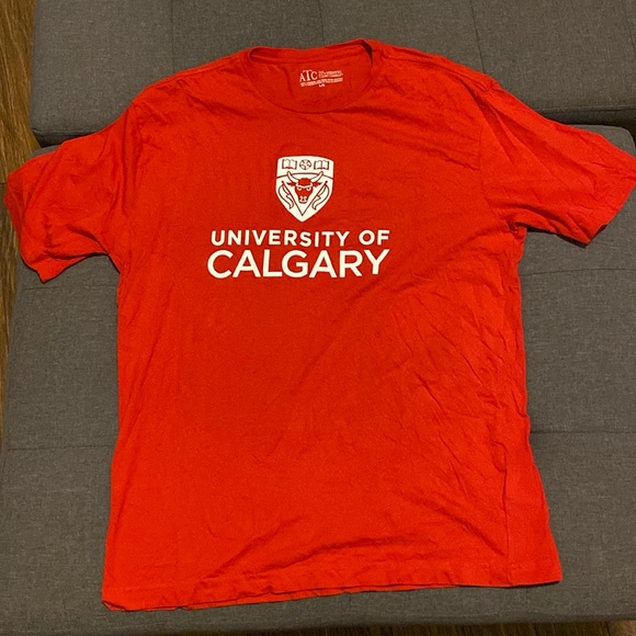 The Authentic T-Shirt Company Other - University of Calgary Dinos College Red Short Sleeve T-Shirt Men’s Size Large
